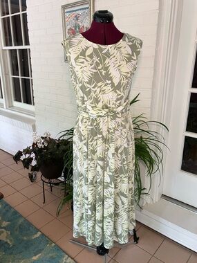 Chaus Olive Green and Cream Leaf Print Sleeveless Midi Dress